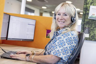 Bernadette aan het werk op de meldkamer