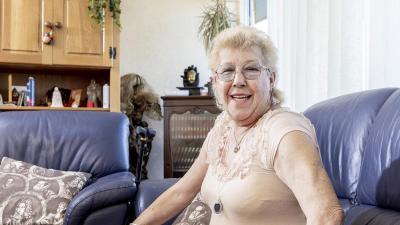 Mevrouw Huffman draagt alarmering waardoor ze zich vrijer kan bewegen